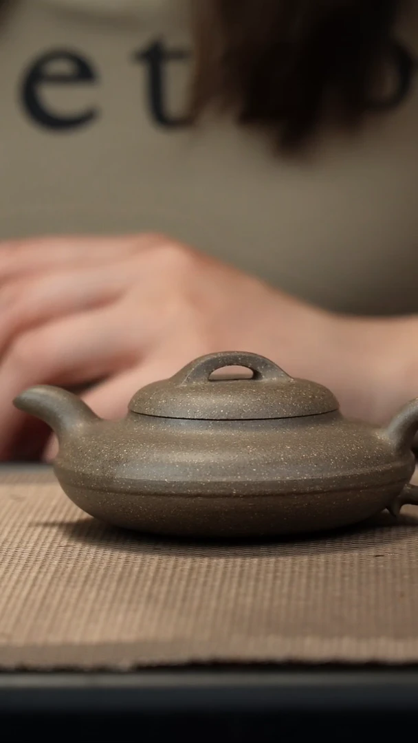 茶壶紫砂蟹壳青线圆虚扁110c