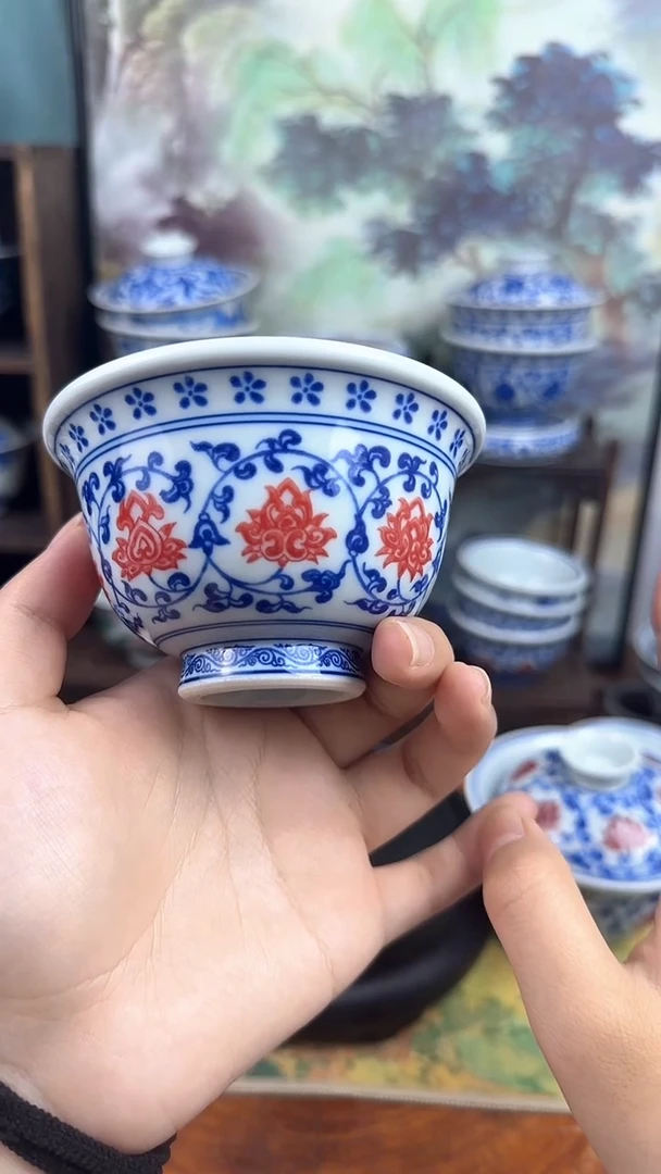 陶瓷青花釉里红缠枝莲压手杯