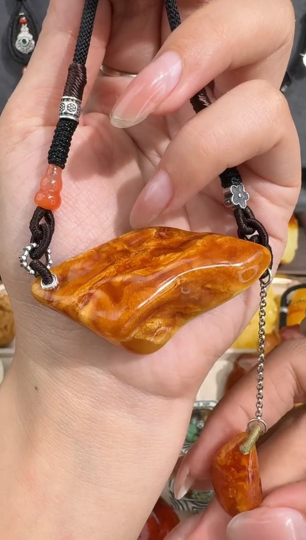 裸石琥珀未镶嵌?**?琥珀