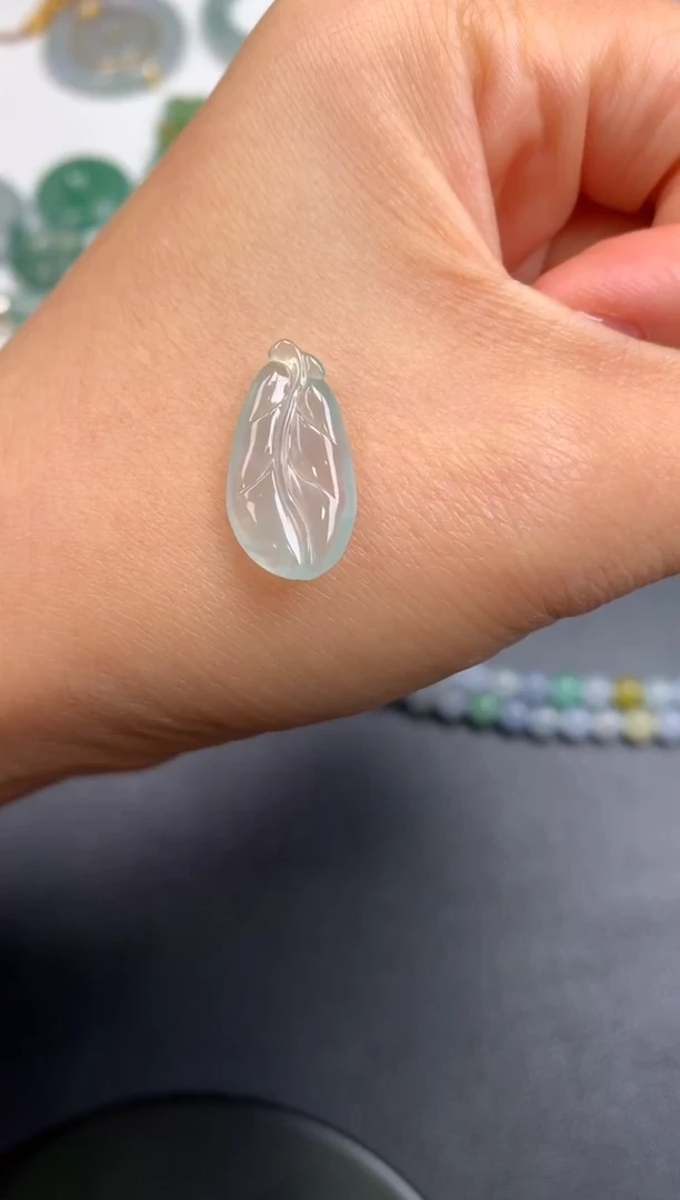 颈饰未镶嵌翡翠无鉴赏期无证书（19*3.3）