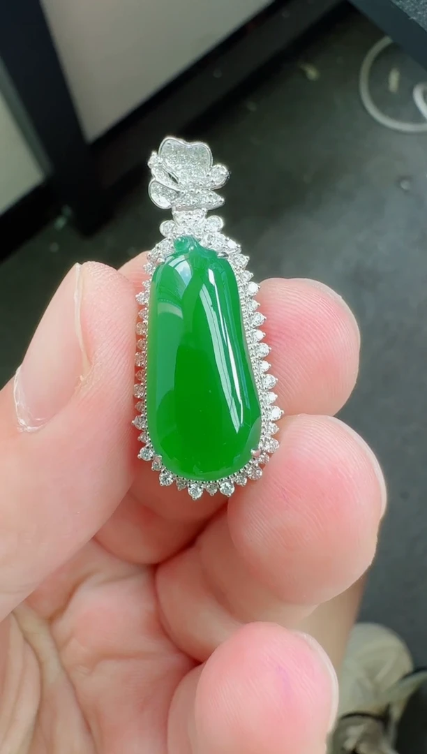 颈饰18K金镶嵌翡翠寄售回流，24小时鉴赏期