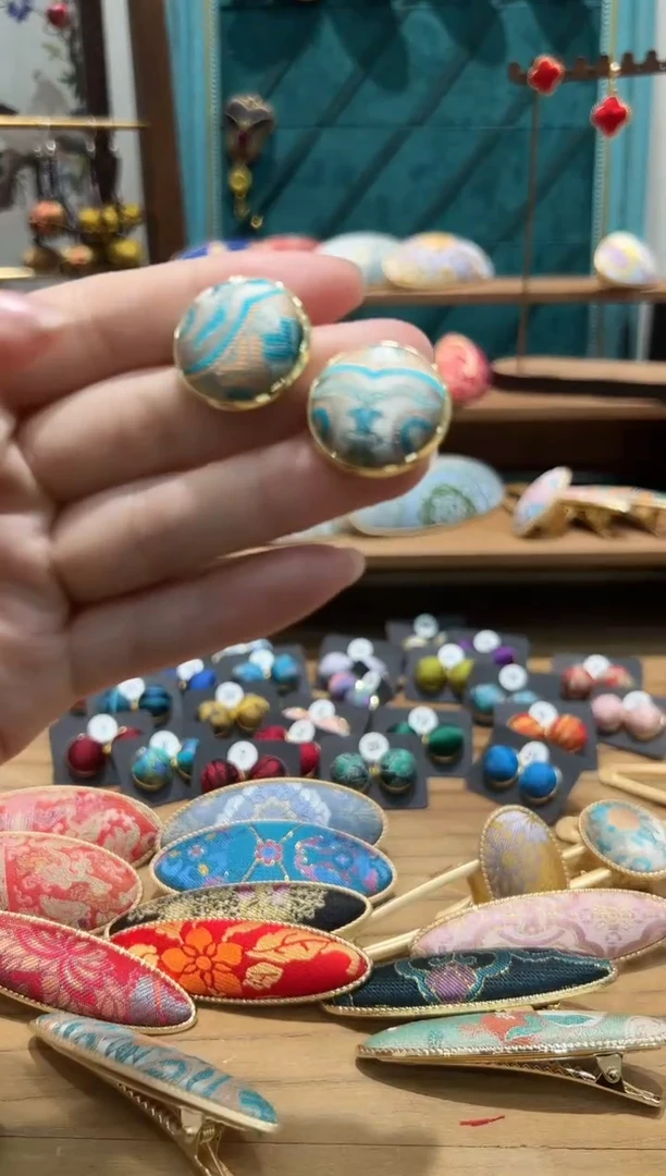 【闪购商品】【一物一拍专车】蓝色团花大耳钉1号