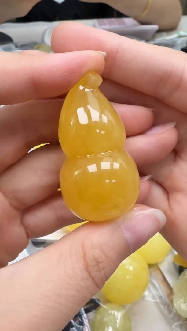 未镶嵌琥珀裸石如图