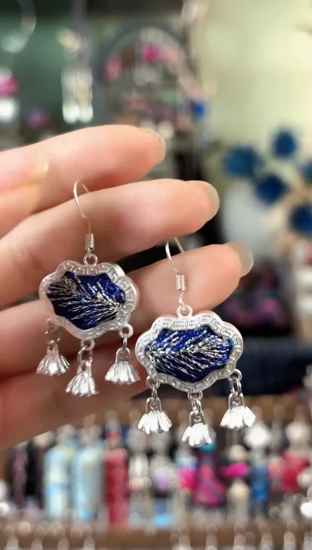 彩云南阁非遗老绣饰品765