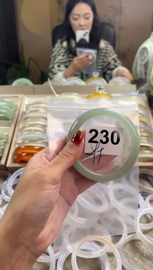 未镶嵌手镯石英质玉糖*?230