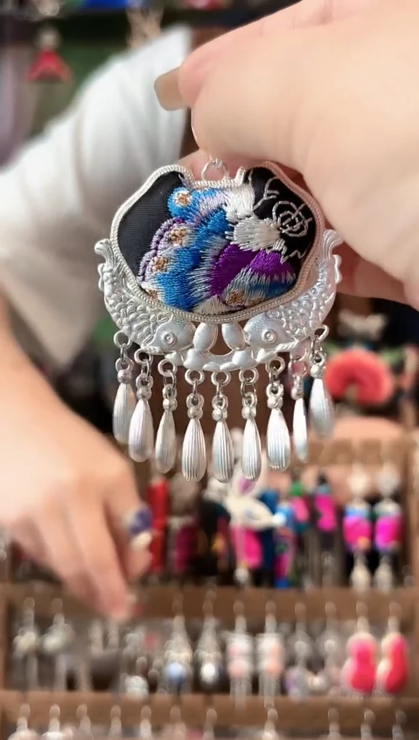 彩云南阁非遗老绣饰品610*