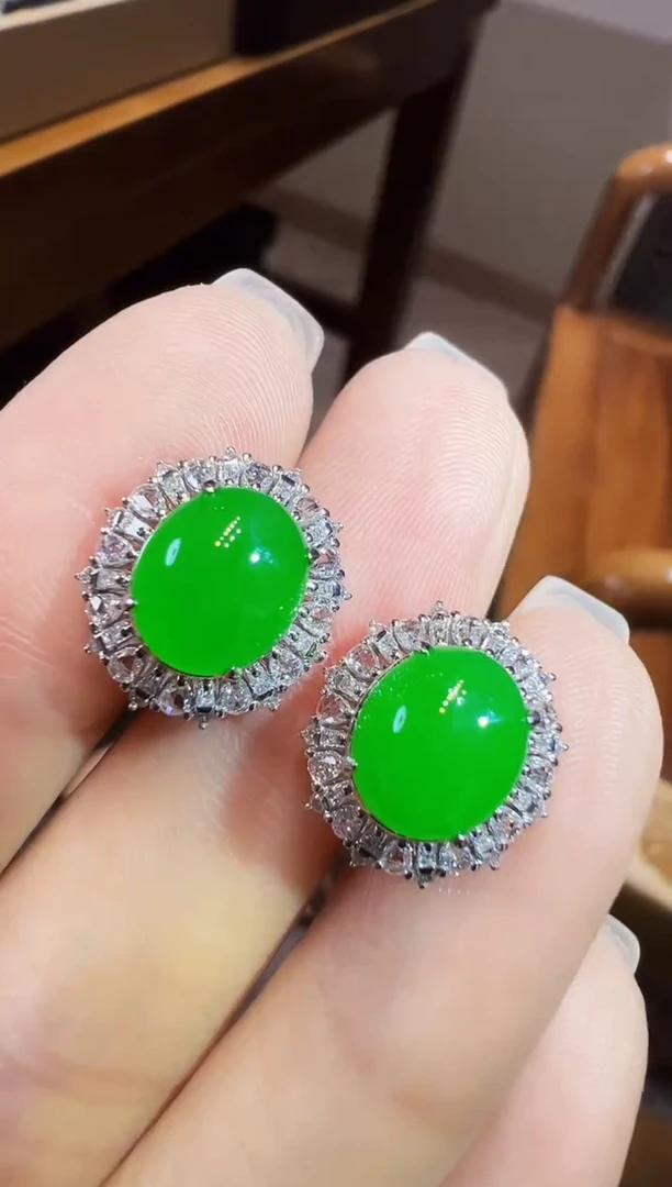 18K金镶嵌翡翠耳饰蛋面