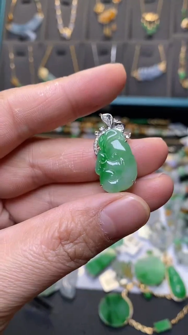 颈饰18K金镶嵌翡翠39818