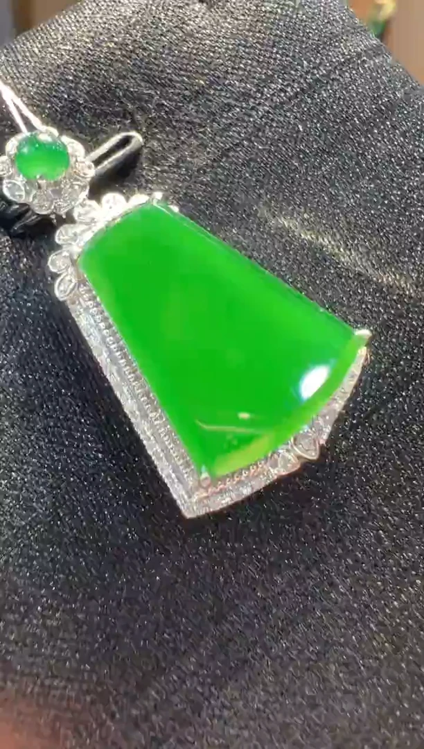 【闪购商品】翡翠吊坠(不含链)18K金镶嵌