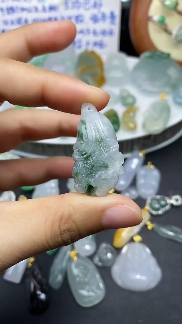 颈饰未镶嵌翡翠吊坠