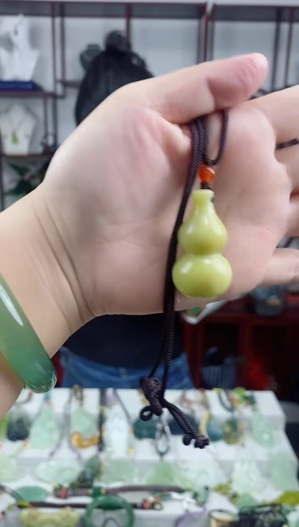 未镶嵌岫玉颈饰1