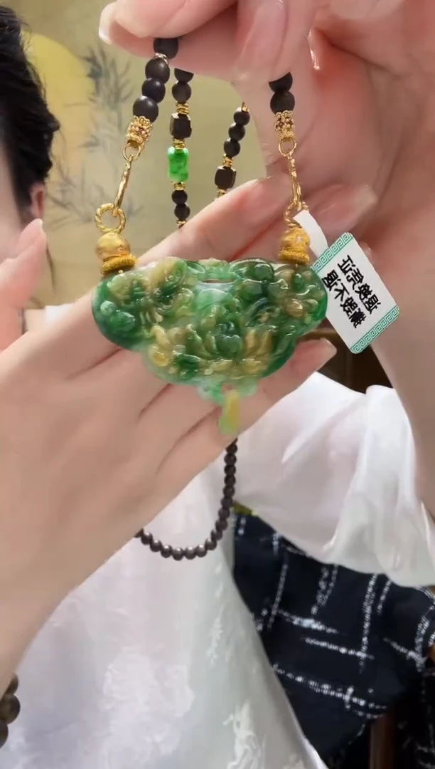 颈饰未镶嵌翡翠吊坠