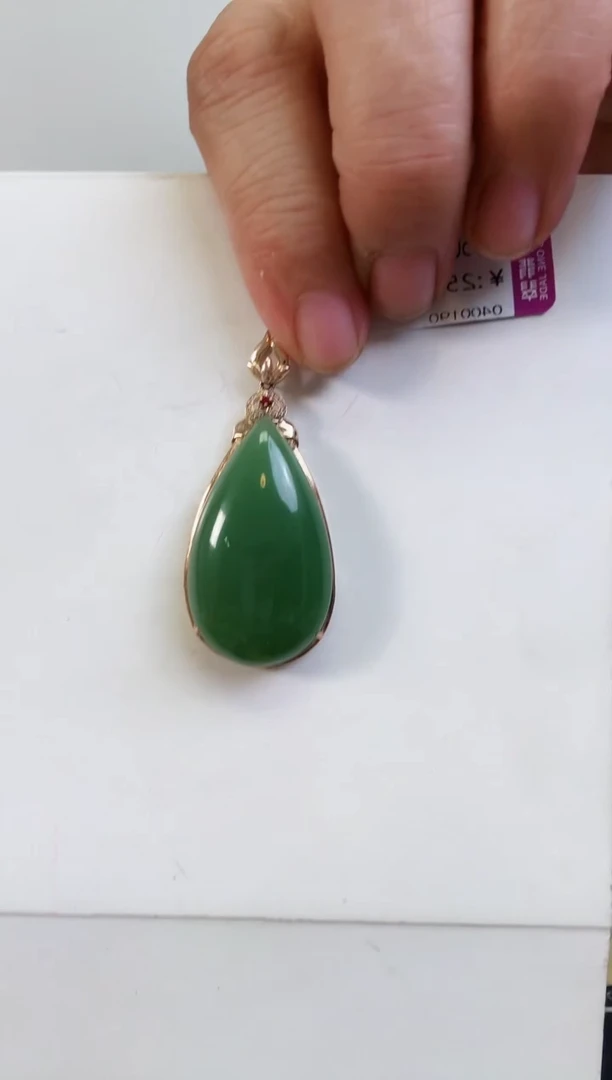 和田玉18K金镶嵌颈饰吊坠