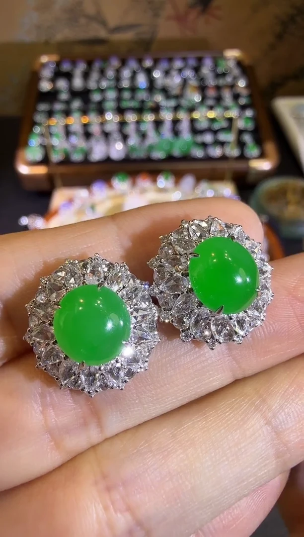【闪购商品】翡翠耳饰18K金镶嵌高冰正阳满绿蛋面耳钉