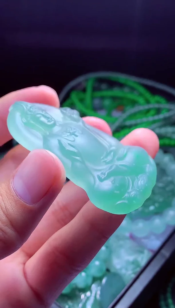 未镶嵌定制翡翠随***?翡翠毛货定制