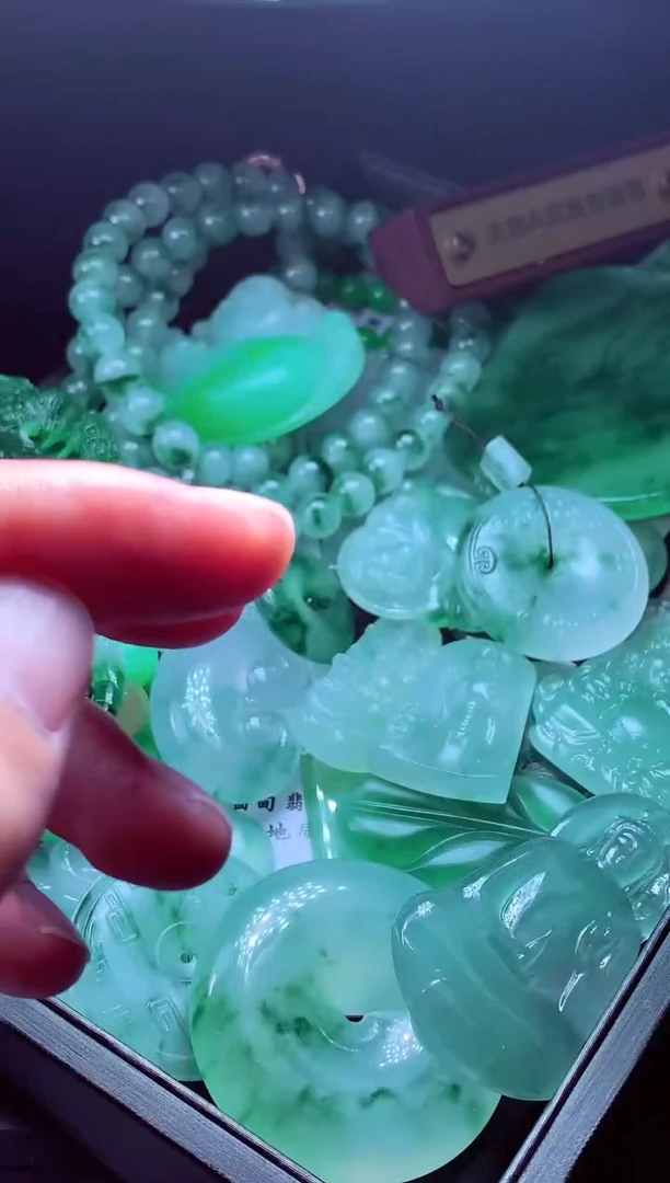 未镶嵌定制翡翠0***?翡翠毛货定制