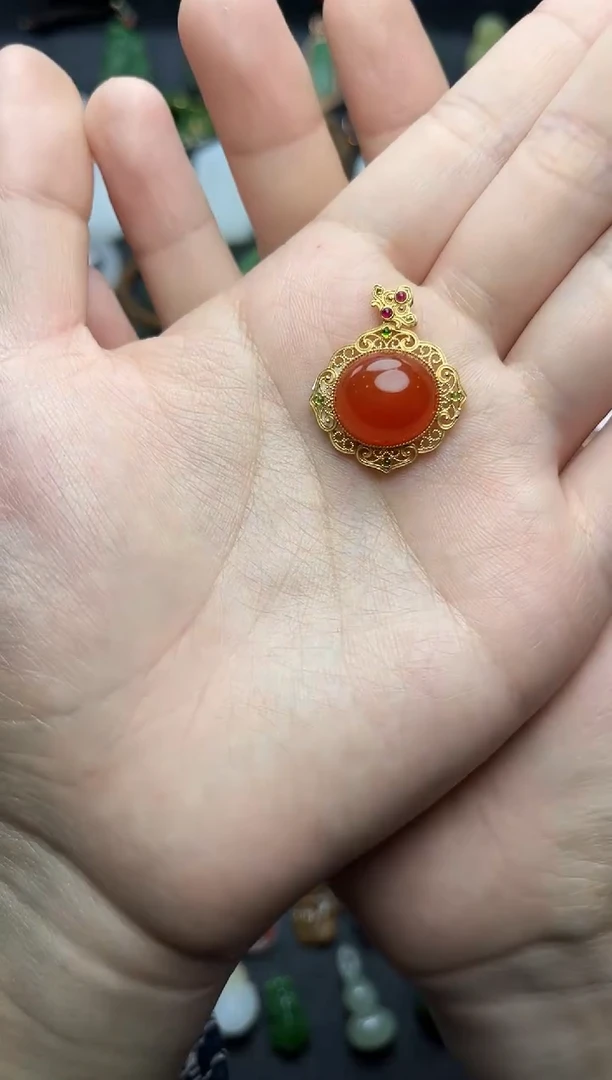 18K金镶嵌颈饰南红玛瑙椭圆吊坠06