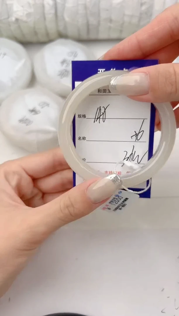 和田玉手镯未镶嵌145色微差无瑕疵