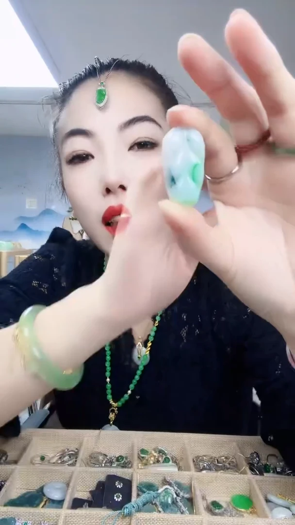 【闪购商品】翡翠颈饰未镶嵌叶子吊坠