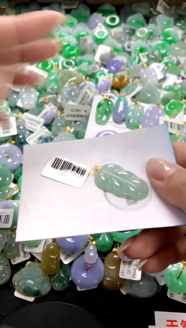 翡翠18K金镶嵌颈饰1111111111111111