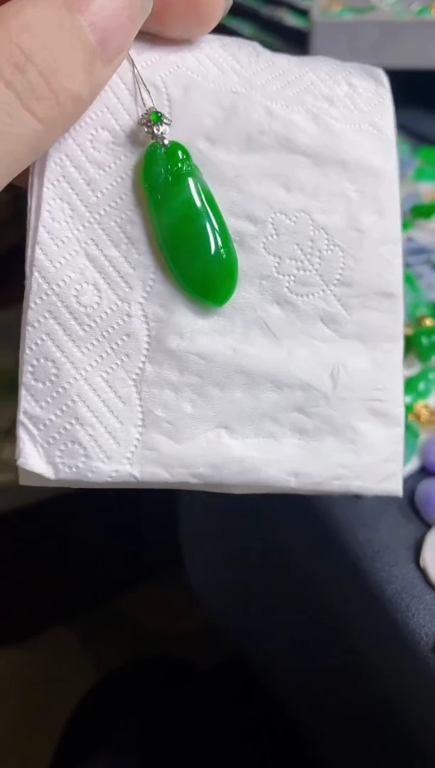 翡翠18K金镶嵌颈饰瓜