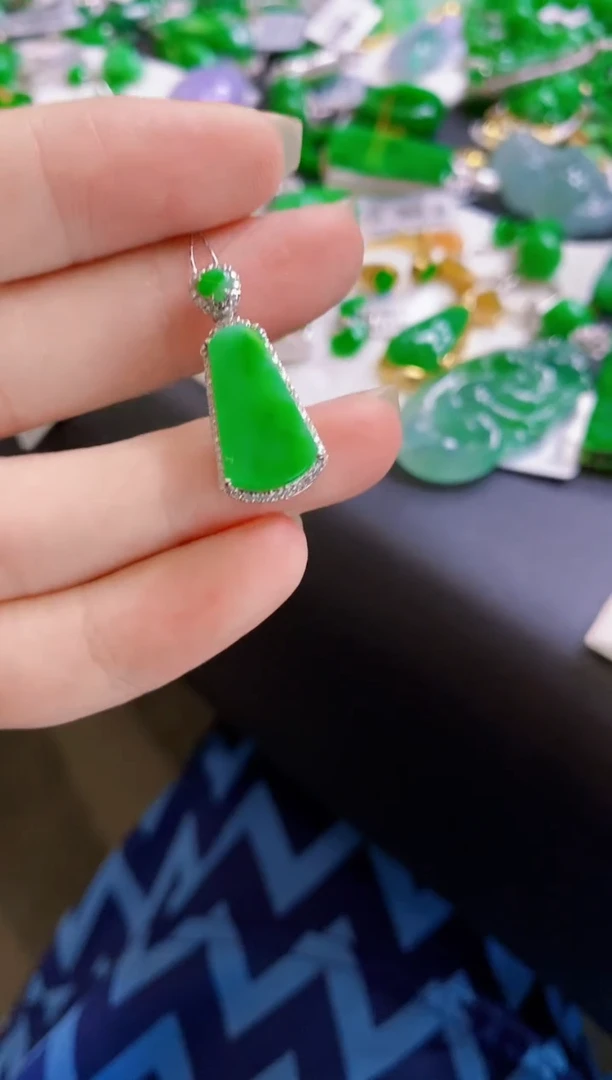 翡翠18K金镶嵌颈饰无事牌