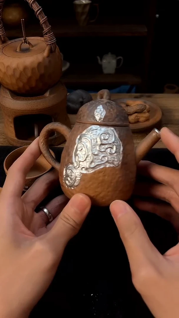 老岩泥粗陶  溜银祥云壶