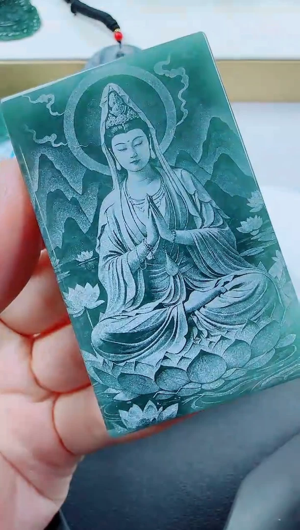 翡翠未镶嵌颈饰方观音