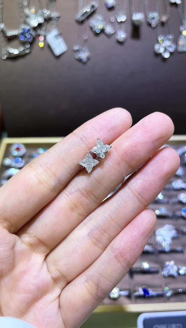 铂Pt950镶嵌合成钻石耳饰耳饰