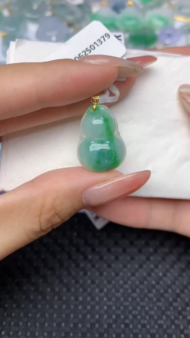 翡翠18K金镶嵌颈饰天然翡翠a货