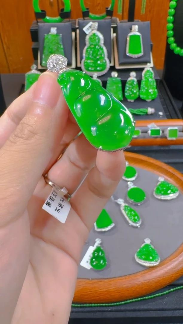吊坠(赠链)18K金镶嵌翡翠至****）天然A货翡翠