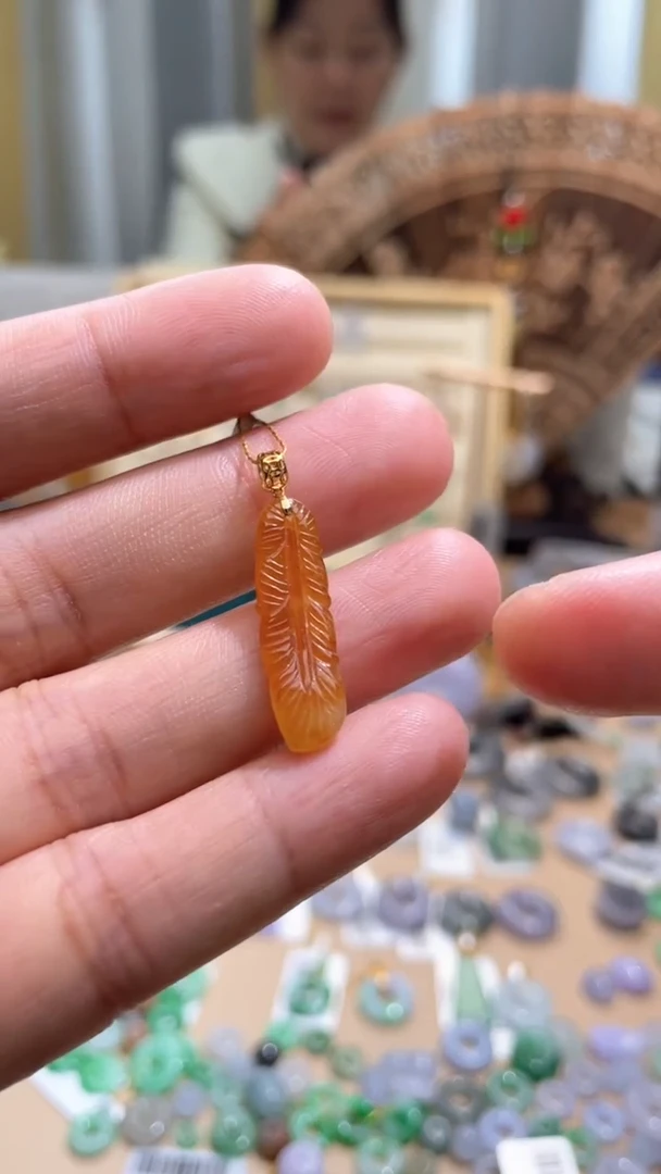 【闪购商品】翡翠颈饰18K金镶嵌羽毛