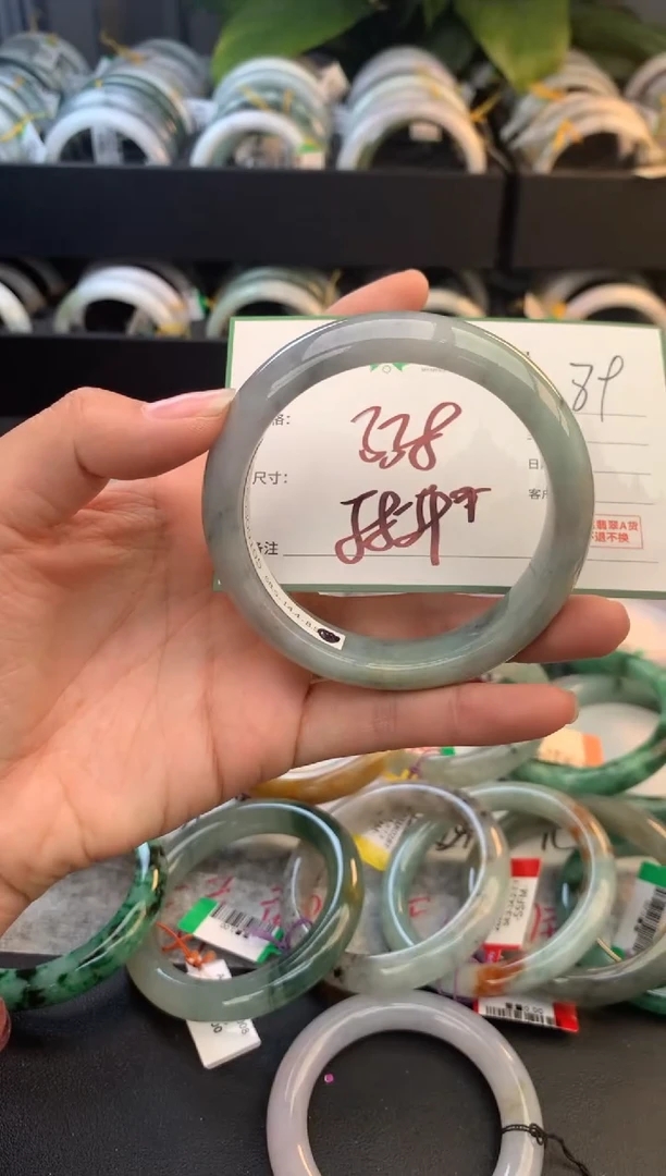 未镶嵌定制翡翠毛货需精细抛光+多人