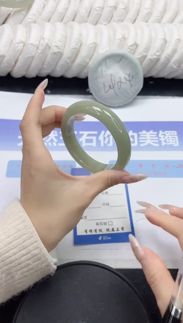 未镶嵌手镯石英质玉106-582