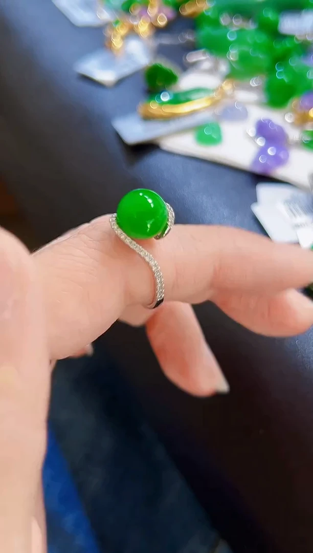 颈饰18K金镶嵌翡翠戒指