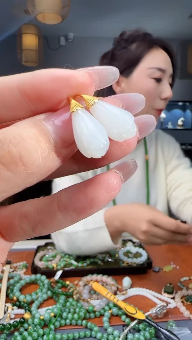 18K金镶嵌和田玉耳饰1