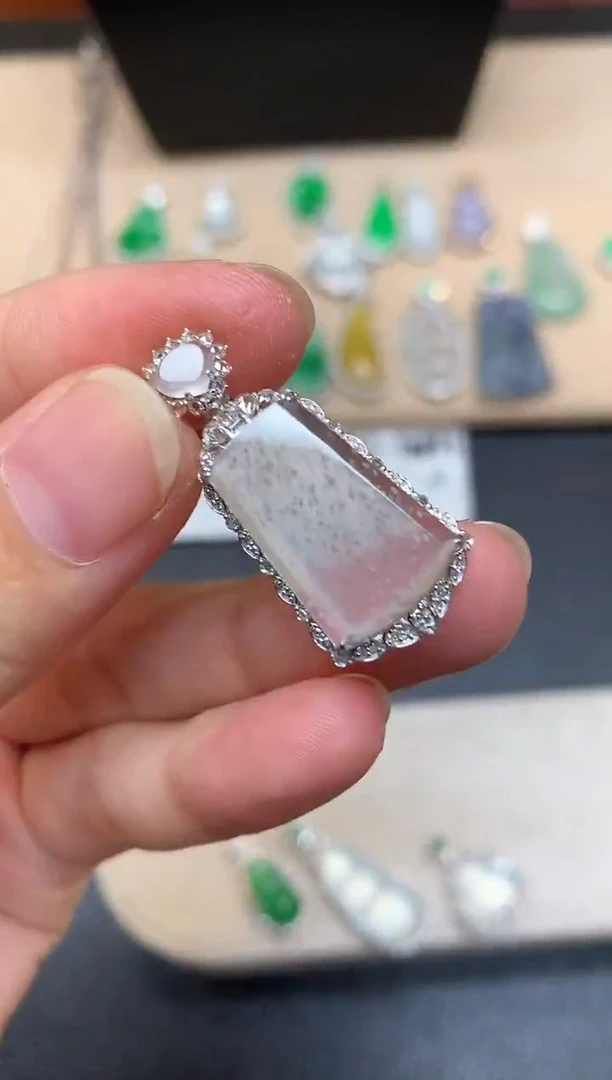 颈饰18K金镶嵌翡翠无事牌【无服务费