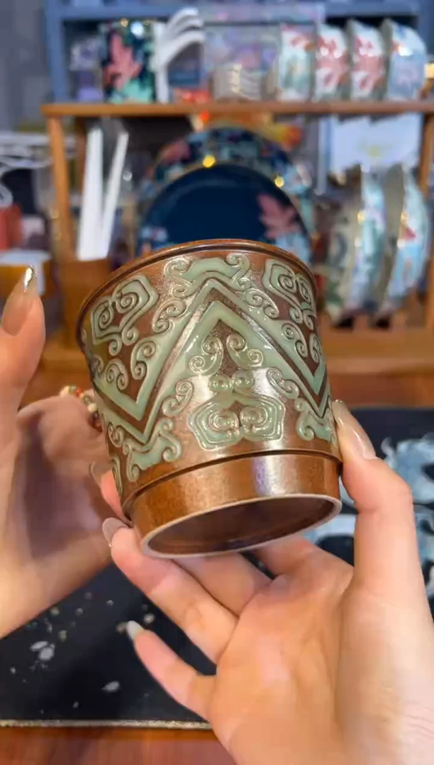 125青瓷图腾手握杯（对图）