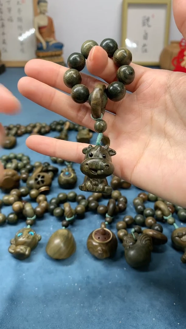 【闪购商品】维腊木（绿檀）把件小萌牛 盘玩件