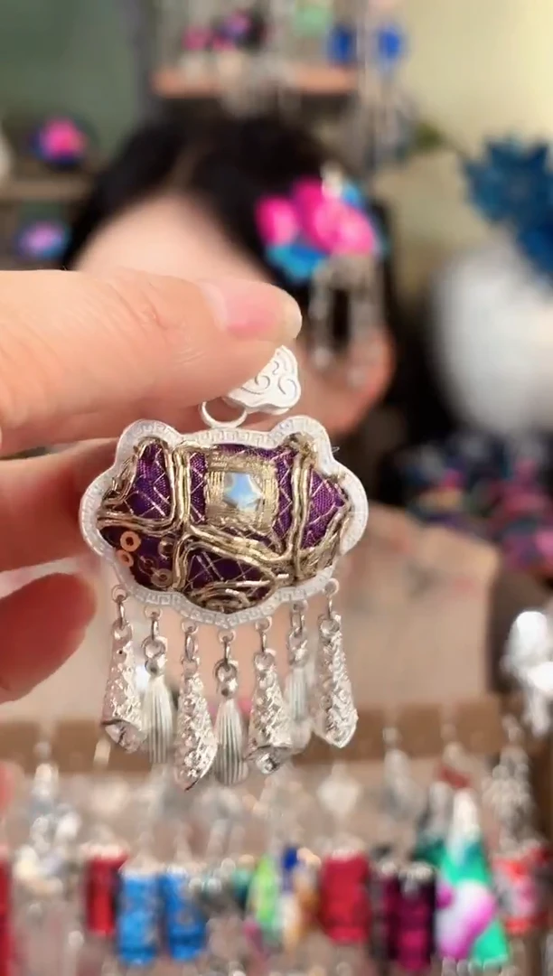 ?***n彩云南阁非遗老绣苗银饰品145