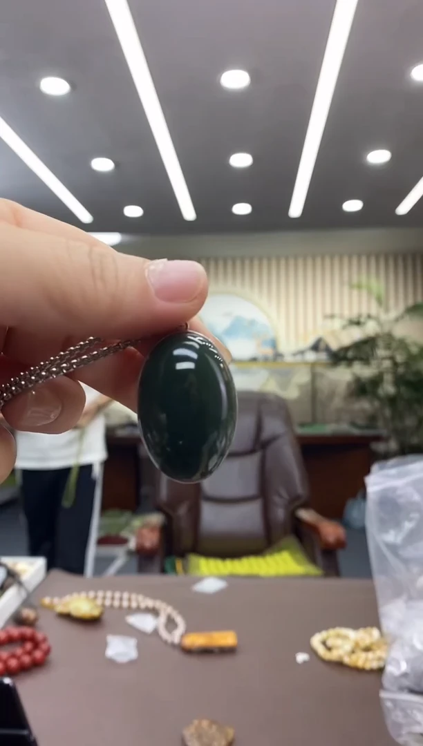 透闪石质玉未镶嵌颈饰吊坠