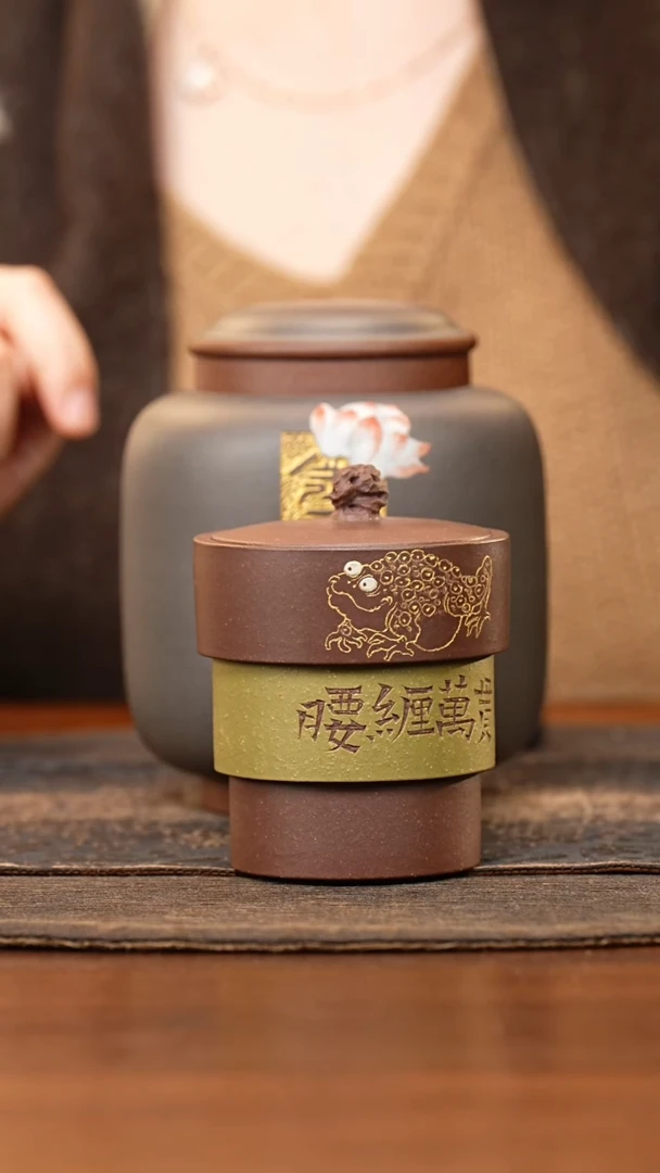 紫砂茶叶罐朵*太湖石钮豆青泥倒三层刻腰缠万贯