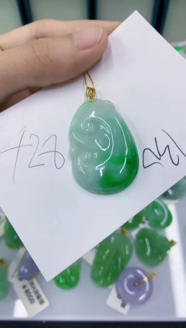 翡翠18K金镶嵌颈饰翡翠