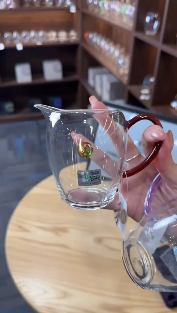 禾器澈然琥珀色。。