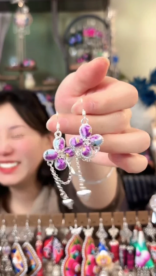 彩云南阁非遗老绣苗银饰品174