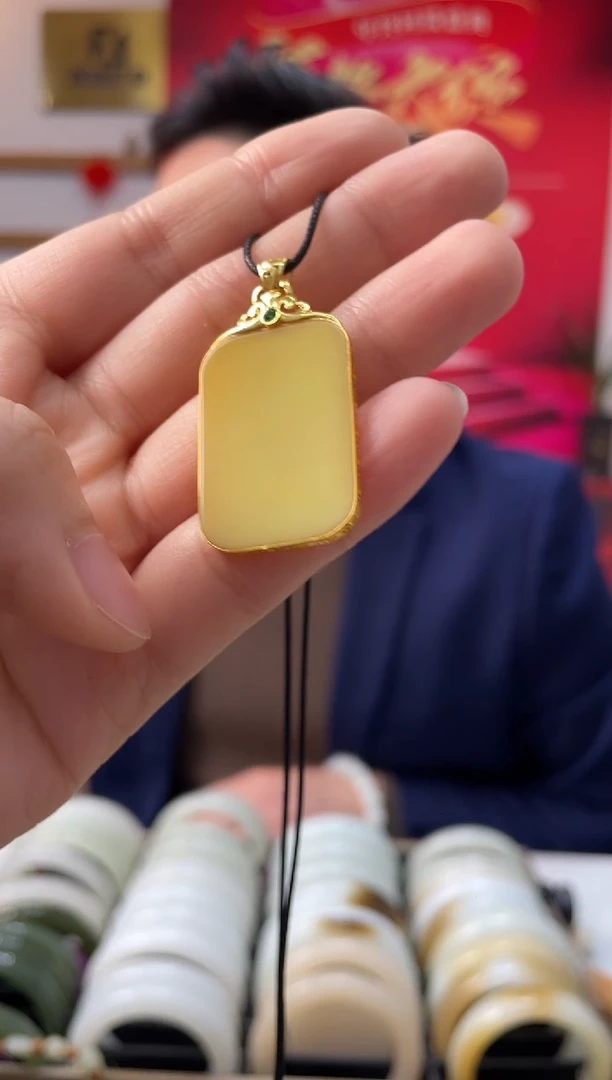 【闪购商品】和田玉颈饰18K金镶嵌高品鸡油黄无事牌发一件