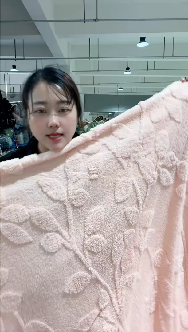 牛奶绒主播手上展示的产品