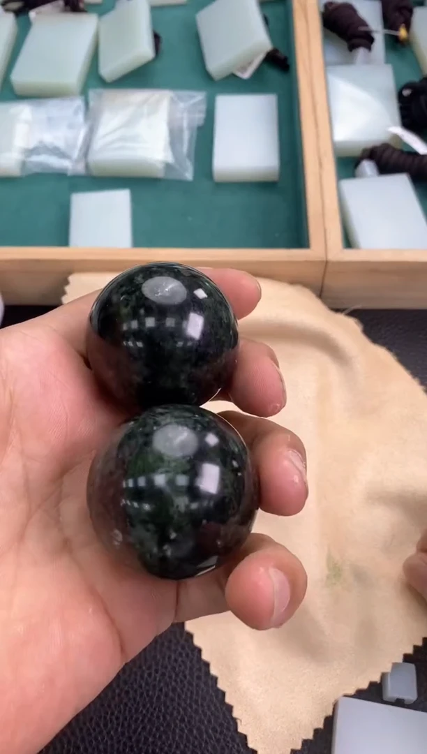 和田玉未镶嵌挂件一对珠子