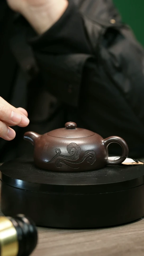 茶壶紫砂山*H2471周秀芳祥云半月