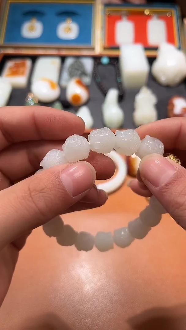 未镶嵌和田玉把件无****。和田玉